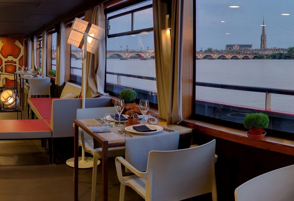 Treat the Garonne with a dinner cruise in Bordeaux