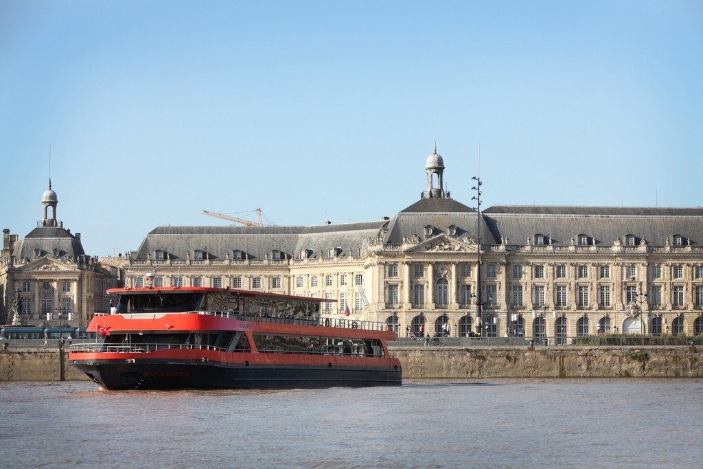 Treat the Garonne with a lunch cruise in the center of Bordeaux