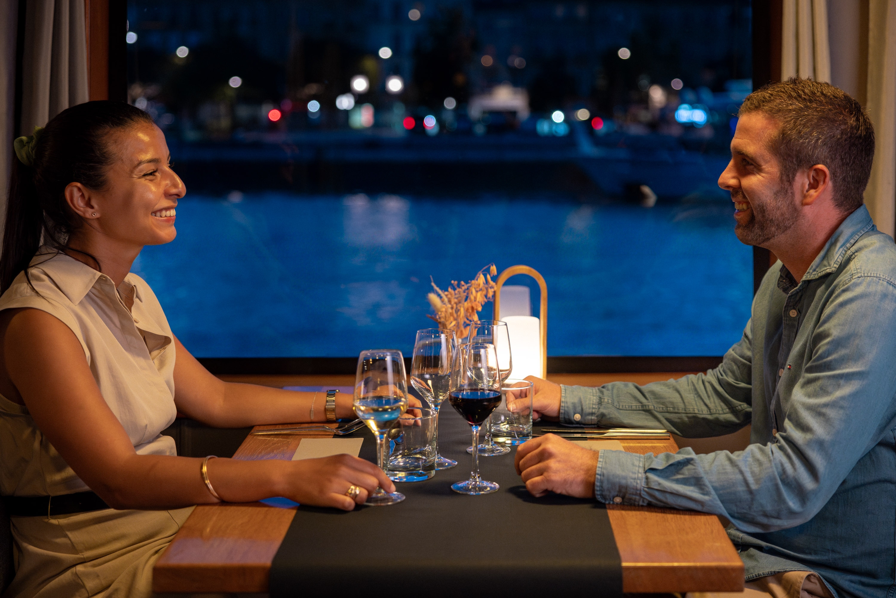 Treat the Garonne with a dinner cruise in Bordeaux