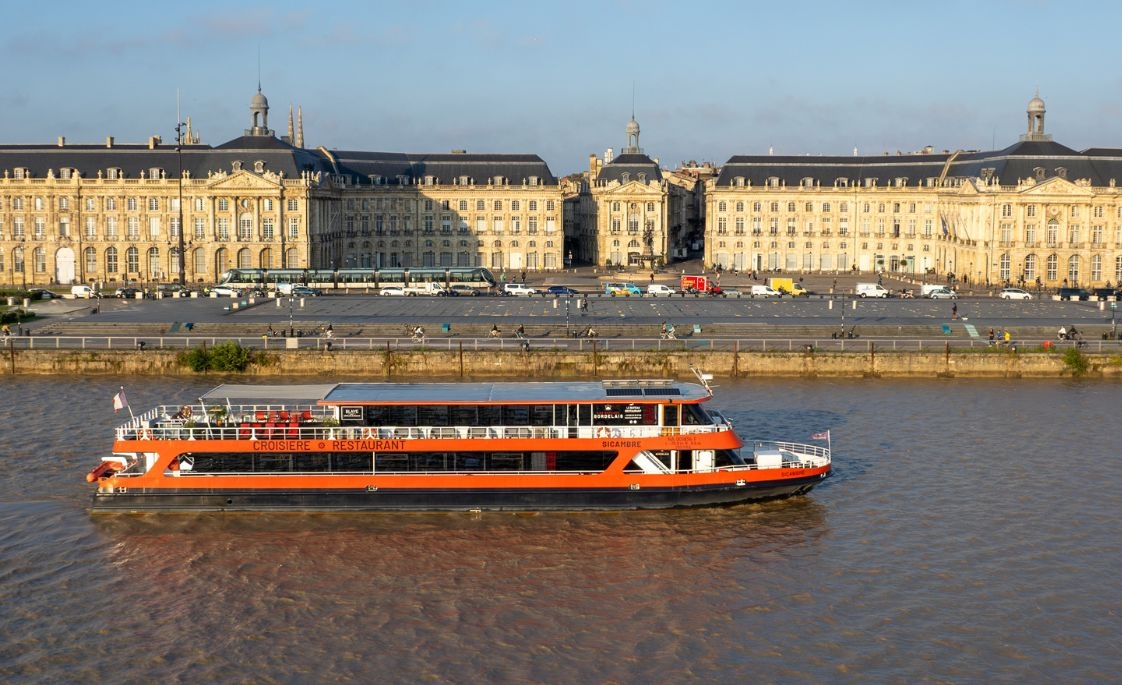 Treat the Garonne with a lunch cruise in the center of Bordeaux