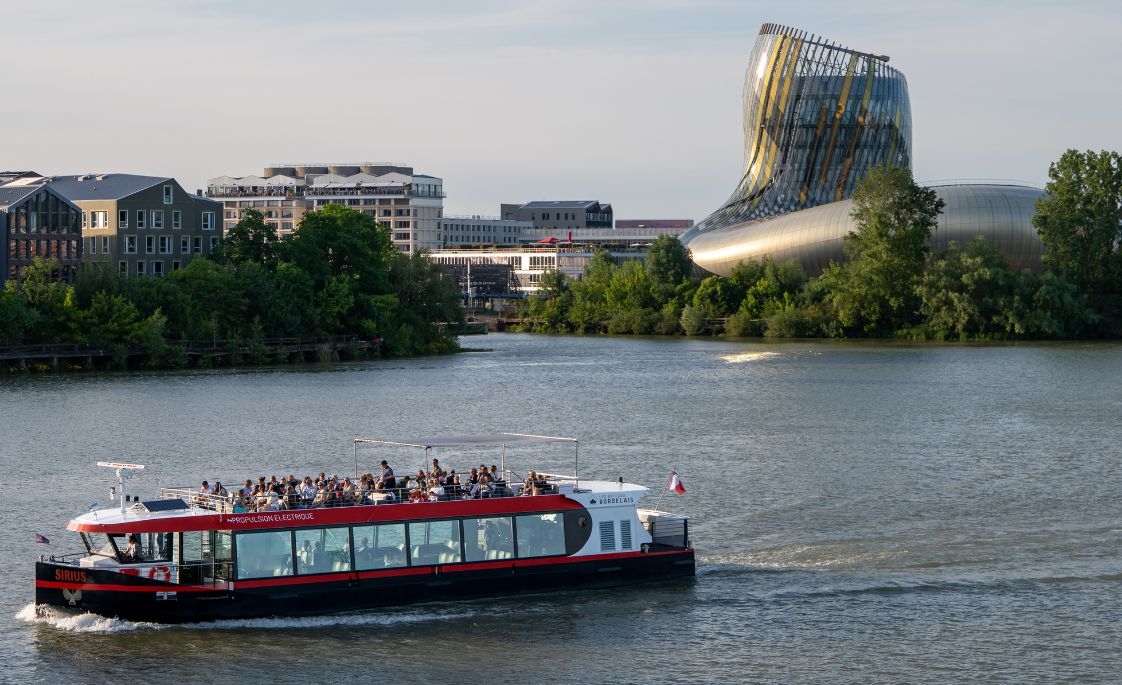 Offer the Cité du Vin and the Garonne to your loved ones