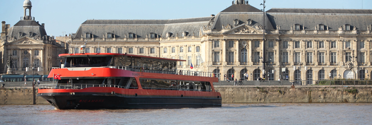 restaurant-boat The Sicambre to lunch or dinner on the river front of Bordeaux